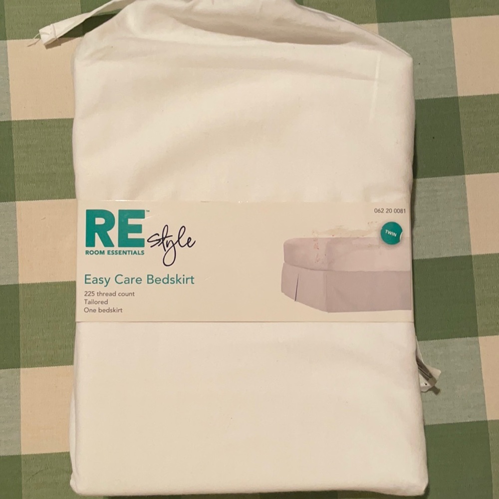 NIB Restyle, Target twin size tailored white bedskirt